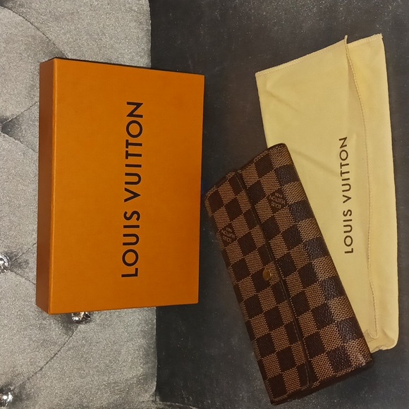 Louis Vuitton Sarah Damier Ebene Wallet - Picture 3 of 15